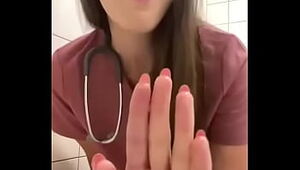 enfermera se masturba en el baño del hospital